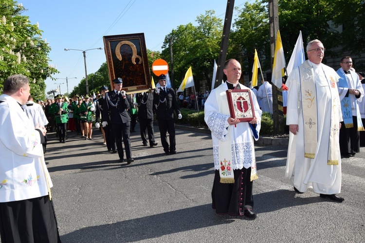 Powitanie ikony MB Częstochowskiej w parafii Niepokalanego Poczęcia NMP w Łęczycy