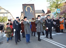 Obraz Matki Bożej Częstochowskiej niosą członkowie straży Grobu Pańskiego przy parafii oo. bernardynów