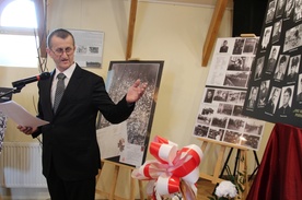 Twórca wystawy Michał Kobiela podczas otwarcia ekspozycji w Żywcu