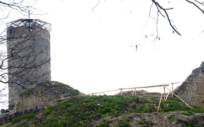 Nad miastem góruje wieża budowli, która początkami sięga XIV wieku. Zamek wznieśli i przez kilka stuleci opiekowali się nim biskupi krakowscy
