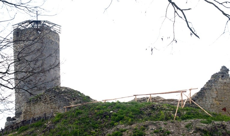 Nad miastem góruje wieża budowli, która początkami sięga XIV wieku. Zamek wznieśli i przez kilka stuleci opiekowali się nim biskupi krakowscy