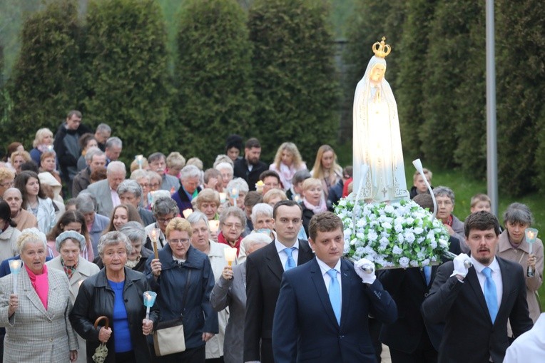 W procesji z figurą wokół kościoła św. Stanisława BM