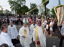 Tłum wiernych witał obraz Matki Bożej Częstochowskiej w Leśmierzu