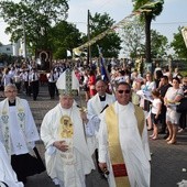 Tłum wiernych witał obraz Matki Bożej Częstochowskiej w Leśmierzu