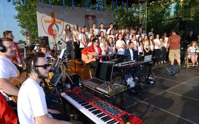 Bazując na doświadczeniach poprzednich lat, nie można mieć wątpliwości, że i w tym roku chór oraz instrumentaliści Młodych z Winkiem zapewnią moc dobrych emocji