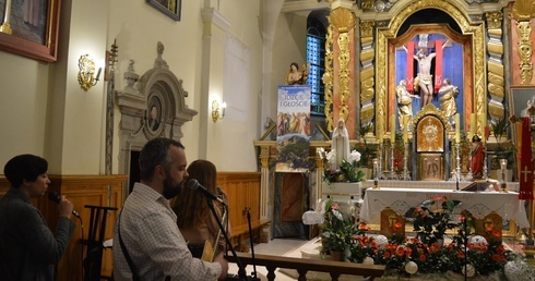 Wieczorne uwielbienie w środku miasta