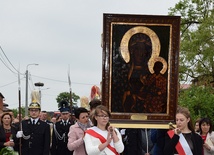 Procesja z obrazem Matki Bożej Częstochowskiej zmierza do archikolegiaty w Tumie