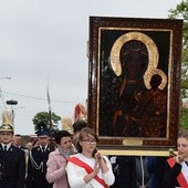 Procesja z obrazem Matki Bożej Częstochowskiej zmierza do archikolegiaty w Tumie