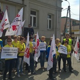 Pracownicy Praktikera na ulicy 