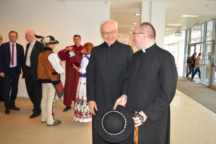 Metropolita krakowski na podhalańskiej uczelni 