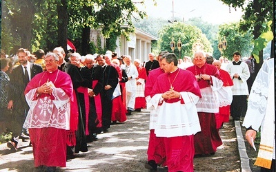 Biskup Edward Janiak w 1997 r. (pierwszy w prawym rzędzie).