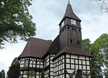 Zabytkowa świątynia z charakterystycznym murem pruskim została wzniesiona w 1617 r.  na wzgórzu.