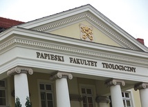 PWT odwołuje się  do tradycji Wydziału Teologicznego Akademii Leopoldyńskiej, późniejszego Uniwersytetu Wrocławskiego. Jako samodzielna uczelnia funkcjonuje od 1968 roku.