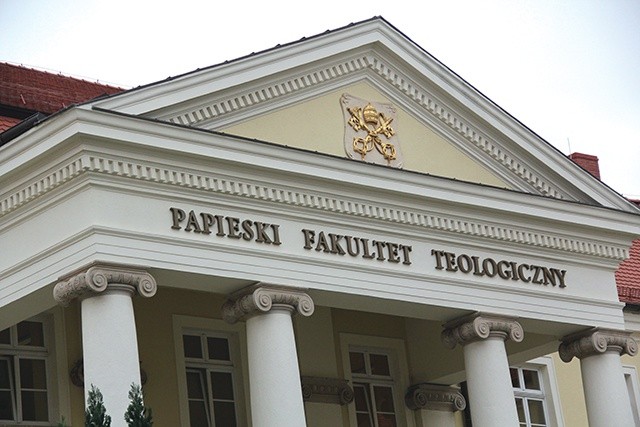 PWT odwołuje się  do tradycji Wydziału Teologicznego Akademii Leopoldyńskiej, późniejszego Uniwersytetu Wrocławskiego. Jako samodzielna uczelnia funkcjonuje od 1968 roku.