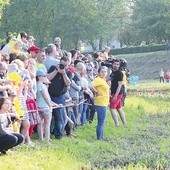 Wyścig przyciąga tłumy mieszkańców.