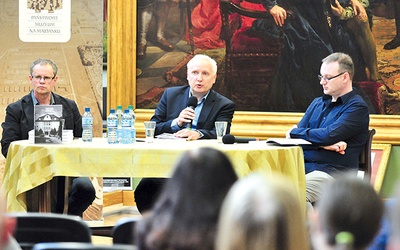 Od lewej: Dariusz Libionka, Tomasz Kranz i Adam Kopciowski podczas promocji książki „Zagłada Żydów w Generalnym Gubernatorstwie”  na Zamku w Lublinie.