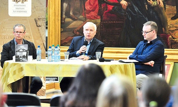 Od lewej: Dariusz Libionka, Tomasz Kranz i Adam Kopciowski podczas promocji książki „Zagłada Żydów w Generalnym Gubernatorstwie”  na Zamku w Lublinie.