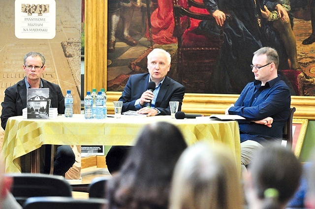 Od lewej: Dariusz Libionka, Tomasz Kranz i Adam Kopciowski podczas promocji książki „Zagłada Żydów w Generalnym Gubernatorstwie”  na Zamku w Lublinie.