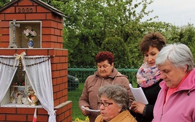 	W wielu miejscach w diecezji w tym pięknym miesiącu rozbrzmiewa Litania Loretańska  na świeżym powietrzu.