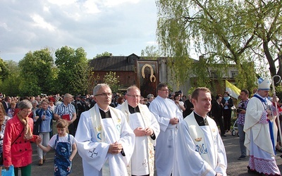 	W parafii dziekańskiej niewiasty przyozdobiły głowy kwiatowymi wiankami. 