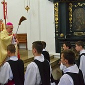 ▲	Ministrantów pobłogosławił bp senior Edward Frankowski. 