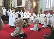 ▲	Jeszcze kandydaci,  a za chwilę prezbiterzy. Trzech nowych księży trafi wkrótce do parafii diecezji legnickiej.