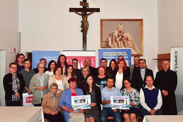 Reprezentacje redakcji (trzymają w rękach vouchery), które zajęły I i II miejsce, polecą w nagrodę do Lourdes.