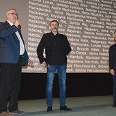Od lewej: Mariusz Pilis i Dariusz Walusiak opowiadają publiczności i Andrzejowi Sobczykowi z „Rafaela” o kulisach powstawania filmu.
