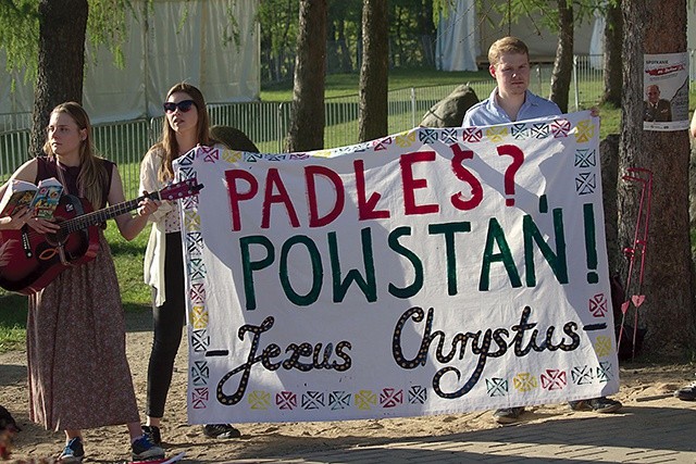 ▼	Przy wejściu na plażę rozłożono transparent.