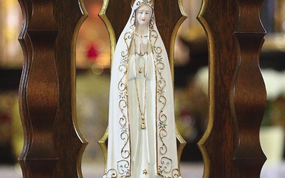 Figurka, która peregrynuje po kadyńskiej parafii, została przywieziona z Fatimy. Poświęcił ją Ojciec Święty  Benedykt XVI.