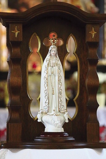 Figurka, która peregrynuje po kadyńskiej parafii, została przywieziona z Fatimy. Poświęcił ją Ojciec Święty  Benedykt XVI.
