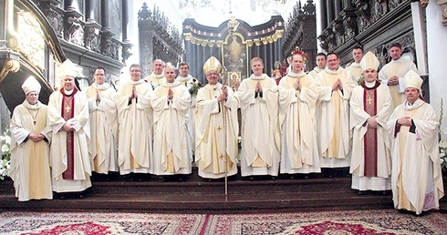 Arcybiskup i nowo wyświęceni kapłani.