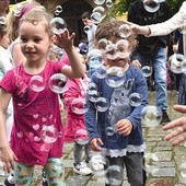 Najwięcej radości przyniosły dzieciom mydlane bańki.