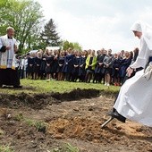 Pierwszy szpadel wbity w ziemię – rozpoczęła się budowa obserwatorium astronomicznego.