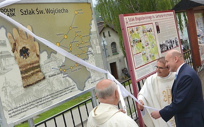 Ks. Romuald Brudnowski uczestniczył w otwarciu pierwszego z polskich punktów nowego traktu, który umożliwi wędrowanie śladami świętego męczennika.