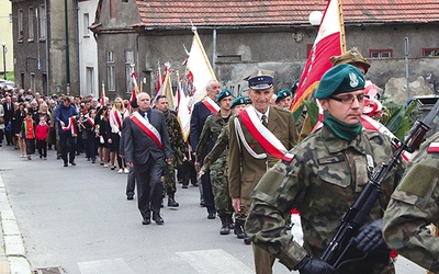 Po uroczystej Mszy św. kilkaset osób z Dzierżoniowa i całego regionu w asyście wojskowej żołnierzy 22 Karpackiego Batalionu Piechoty Górskiej z Kłodzka przeszło przez miasto na miejsce odsłonięcia pomnika. 