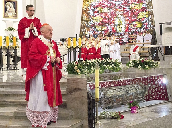 – Św. Andrzej Bobola doskonale wypełniał wezwanie: „Idźcie i głoście” – mówił metropolita warszawski przy integralnych relikwiach męczennika.