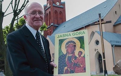 Jan Moczarski ze Złocieńca nie tylko wędruje od 33 lat, ale też dba o piękne oznakowanie swojej grupy. 