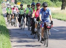 Pątnicy na trasie 7. pielgrzymki rowerowej.