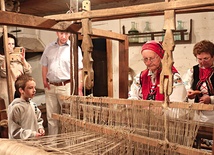 W skansenie panie z zespołów obrzędowych pokazywały tradycyjne prace, jakie się niegdyś wykonywało w gospodarstwach.