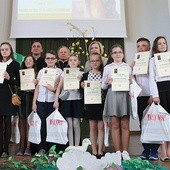 Laureaci z bp. Henrykiem Tomasikiem, ks. Andrzejem Gozdurem i Jolantą Strojek.