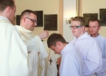 ▲	Ksiądz rektor Marek Jarosz wręczył krzyże nowo ustanowionym ceremoniarzom.