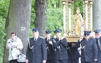 ▲	Główny odpust odbywa się tu na święto Narodzenia NMP,  ale od kilku lat ojcowie bernardyni chcą przywrócić w świadomości wiernych również datę 18 maja.