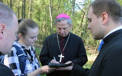 Marsz KSM na Wykus pożegnał bp Tomasik