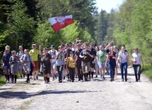 Katolickie Stowarzyszenie Młodzieży marszem z Suchedniowa na Wykus uczciło bohaterów walk o niepodległość