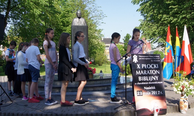 W publiczne czytanie Pisma Świętego zaangażowali się m.in. uczniowie nasielskich szkół