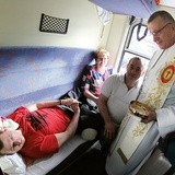 Księża z Komunią dotarli do każdego przedziału.