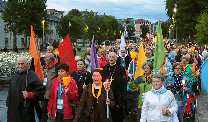 Procesja światła każdego wieczoru gromadziła tłumy wiernych.