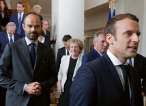 Na premiera francuskiego rządu Emmanuel Marcon nieoczekiwanie wybrał Éduarda Philippe’a, który dotychczas należał do Republikanów, a czasie kampanii wyborczej niepochlebnie wyrażał się o nowym prezydencie.