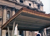 25 marca 1984 r. Jan Paweł II zawierza świat Niepokalanemu Sercu Maryi przed statuą Matki Boskiej Fatimskiej.